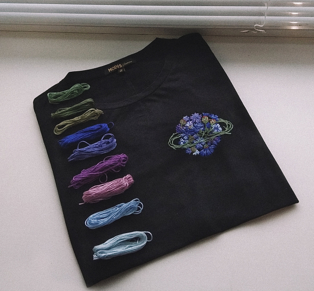 Фото 1 - Ручная вышивка на футболках, худи, носках и шопперах